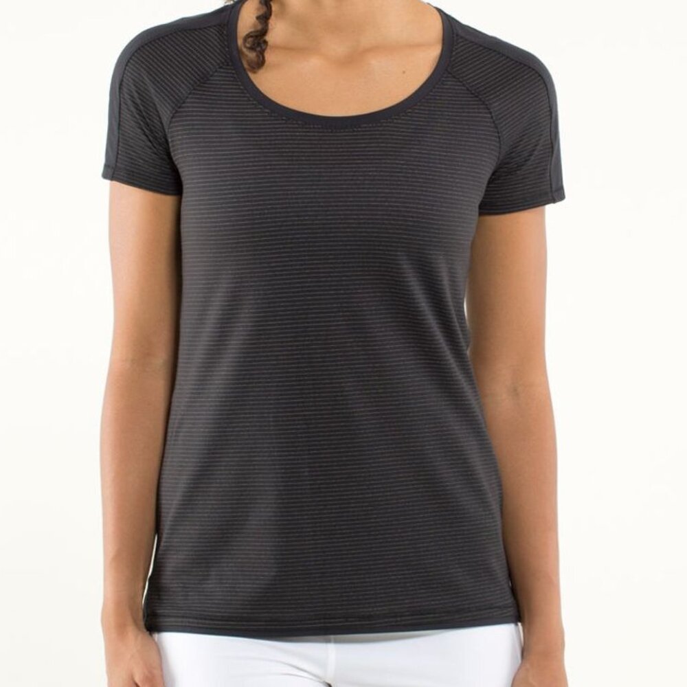 Lululemon Womens Race Me Short Sleeve Size: 4